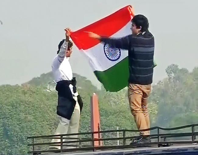 गैंगरेप: प्रदर्शनकारियों पर पुलिस ने भांजी लाठियां