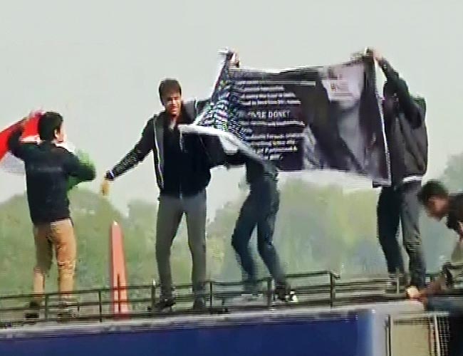 गैंगरेप: प्रदर्शनकारियों पर पुलिस ने भांजी लाठियां