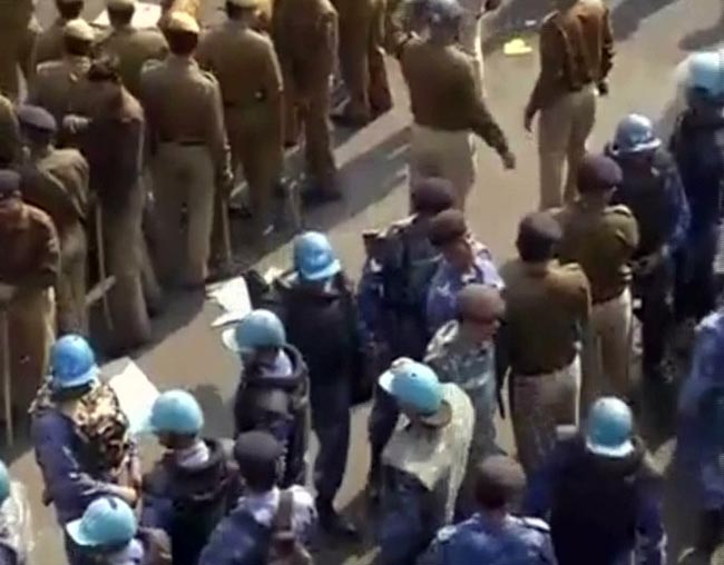 गैंगरेप: प्रदर्शनकारियों पर पुलिस ने भांजी लाठियां