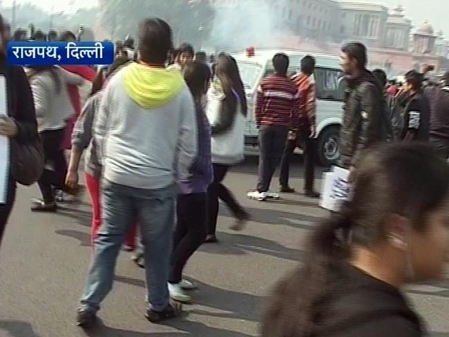 गैंगरेप: प्रदर्शनकारियों पर पुलिस ने भांजी लाठियां