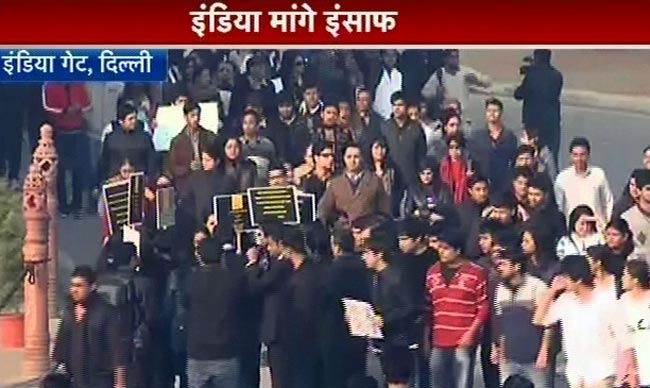 गैंगरेप: प्रदर्शनकारियों पर पुलिस ने भांजी लाठियां