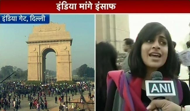 गैंगरेप: प्रदर्शनकारियों पर पुलिस ने भांजी लाठियां