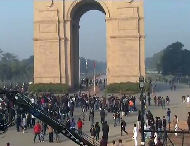 गैंगरेप: प्रदर्शनकारियों पर पुलिस ने भांजी लाठियां