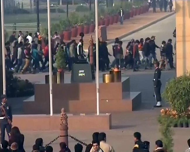 गैंगरेप: प्रदर्शनकारियों पर पुलिस ने भांजी लाठियां