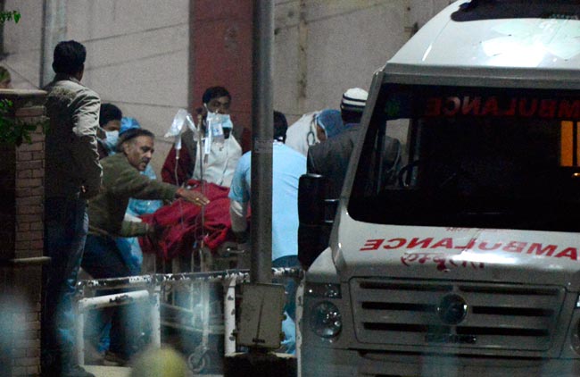 सिंगापुर में गैंगरेप पीड़िता की हालत गंभीर, विरोध-प्रदर्शन जारी