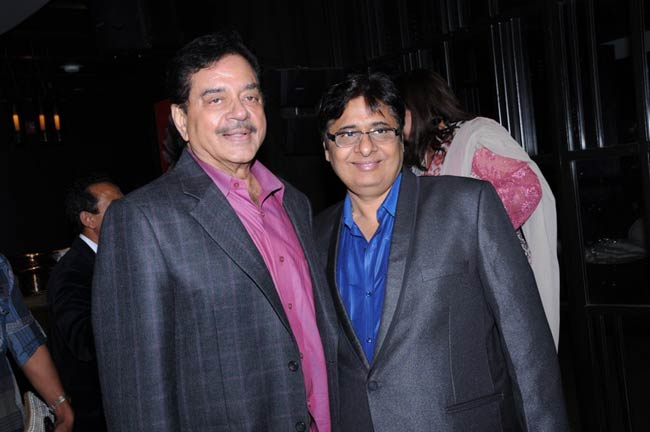 शत्रुघ्‍न सिन्‍हा की पार्टी में पहुंचे सितारे | कवर पेज पर सितारे