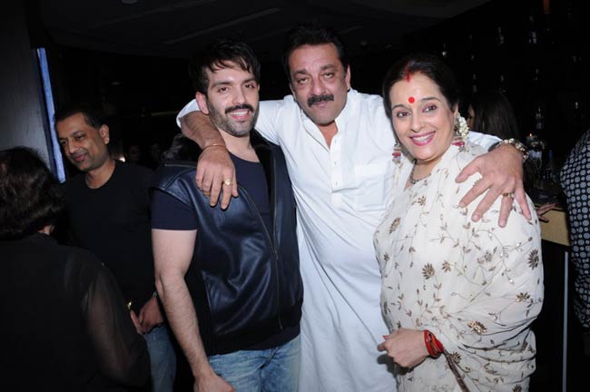 शत्रुघ्‍न सिन्‍हा की पार्टी में पहुंचे सितारे | कवर पेज पर सितारे