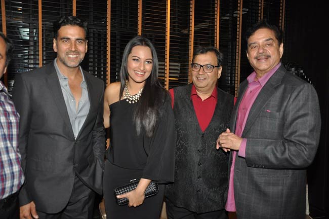 शत्रुघ्‍न सिन्‍हा की पार्टी में पहुंचे सितारे | कवर पेज पर सितारे