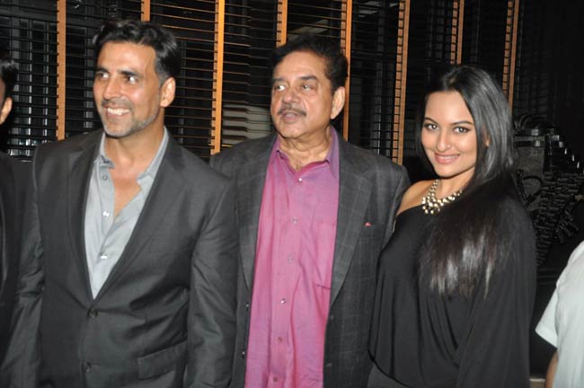 शत्रुघ्‍न सिन्‍हा की पार्टी में पहुंचे सितारे | कवर पेज पर सितारे