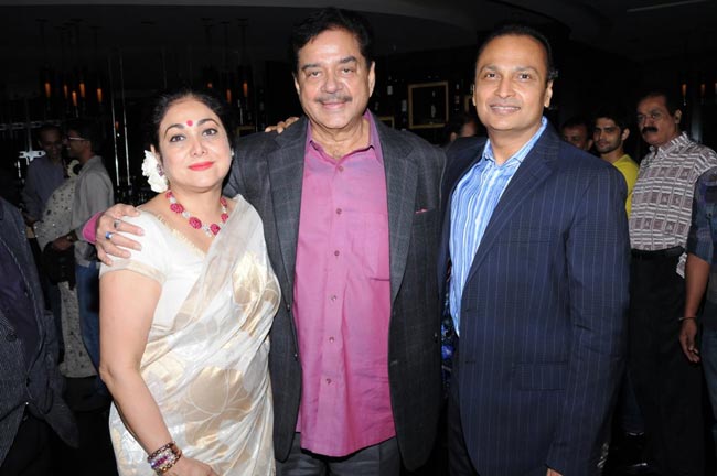 शत्रुघ्‍न सिन्‍हा की पार्टी में पहुंचे सितारे | कवर पेज पर सितारे