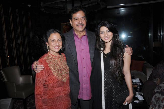 शत्रुघ्‍न सिन्‍हा की पार्टी में पहुंचे सितारे | कवर पेज पर सितारे