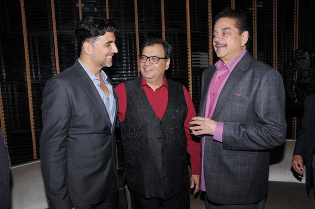 शत्रुघ्‍न सिन्‍हा की पार्टी में पहुंचे सितारे | कवर पेज पर सितारे