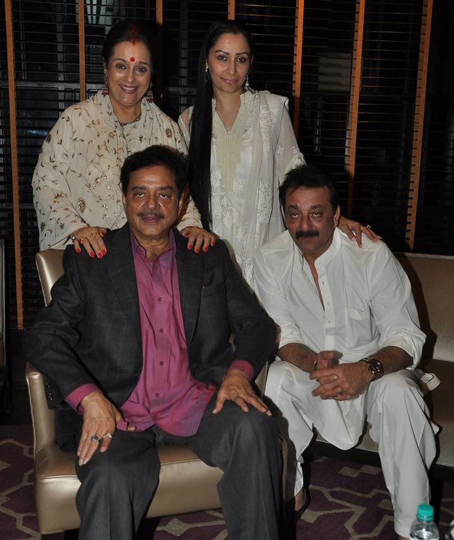 शत्रुघ्‍न सिन्‍हा की पार्टी में पहुंचे सितारे | कवर पेज पर सितारे