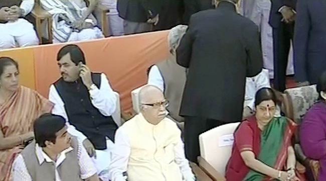 गुजरात: भव्‍य समारोह में नरेंद्र मोदी की ताजपोशी