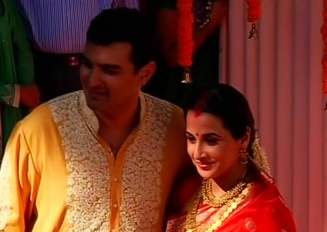 विद्या बालन ने सिद्धार्थ संग रचाई शादी  | मेंहदी की रस्म