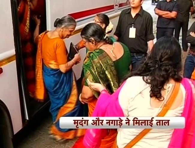 विद्या बालन ने सिद्धार्थ संग रचाई शादी  | मेंहदी की रस्म