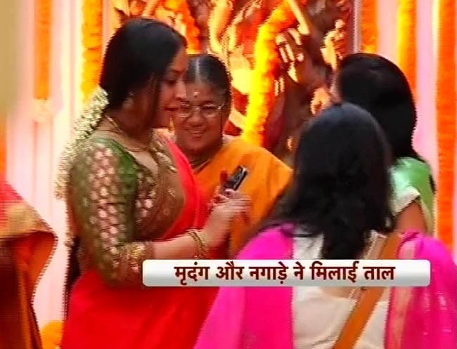 विद्या बालन ने सिद्धार्थ संग रचाई शादी  | मेंहदी की रस्म