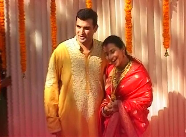 विद्या बालन ने सिद्धार्थ संग रचाई शादी  | मेंहदी की रस्म