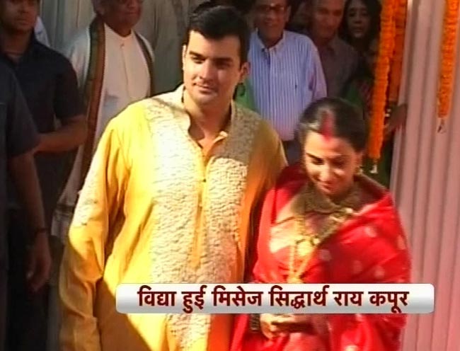 विद्या बालन ने सिद्धार्थ संग रचाई शादी  | मेंहदी की रस्म