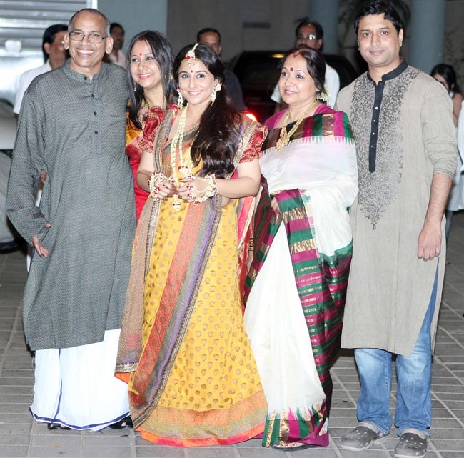 ...जब विद्या बालन के हाथों में लगी मेंहदी  | विद्या की अदाएं