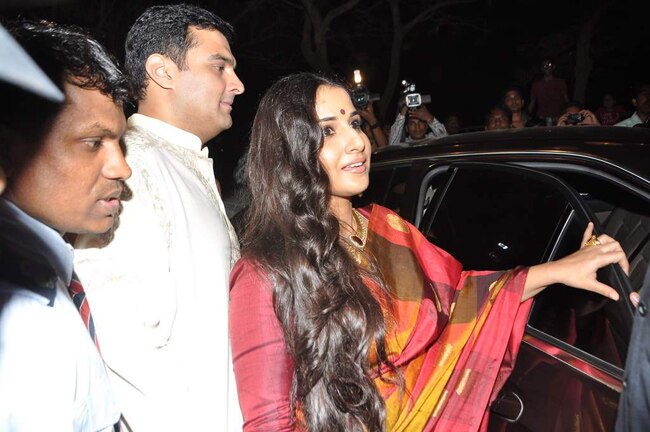 ...जब विद्या बालन के हाथों में लगी मेंहदी  | विद्या की अदाएं