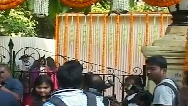 विद्या बालन ने सिद्धार्थ संग रचाई शादी  | मेंहदी की रस्म