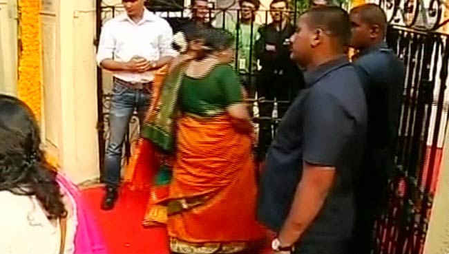 विद्या बालन ने सिद्धार्थ संग रचाई शादी  | मेंहदी की रस्म