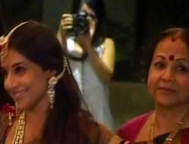 विद्या बालन ने सिद्धार्थ संग रचाई शादी  | मेंहदी की रस्म