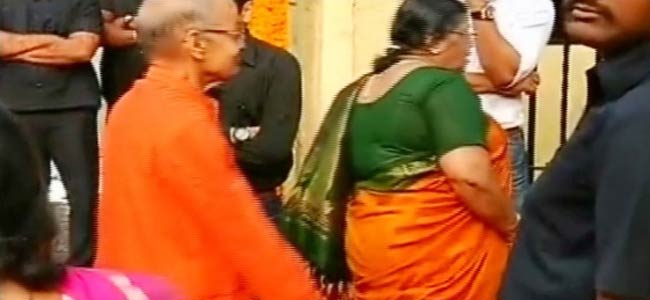 विद्या बालन ने सिद्धार्थ संग रचाई शादी  | मेंहदी की रस्म