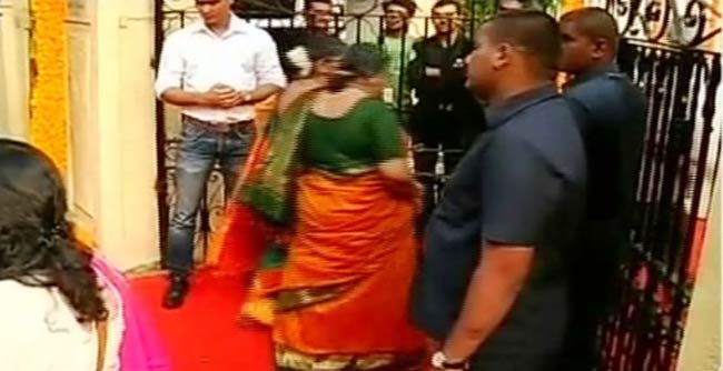 विद्या बालन ने सिद्धार्थ संग रचाई शादी  | मेंहदी की रस्म