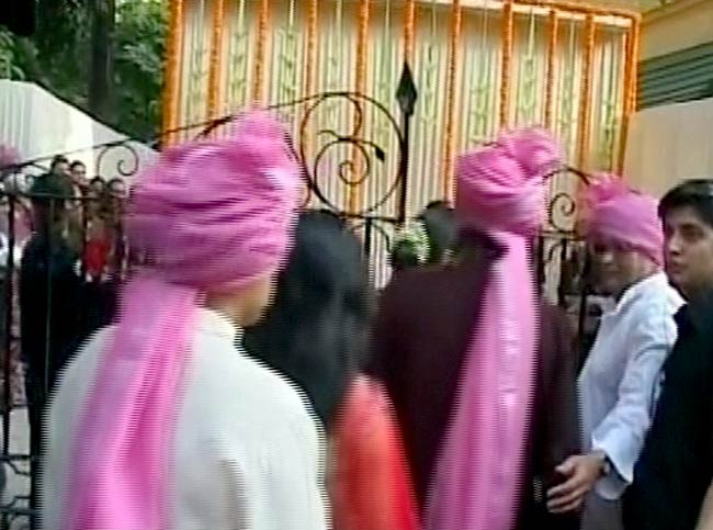 विद्या बालन ने सिद्धार्थ संग रचाई शादी  | मेंहदी की रस्म