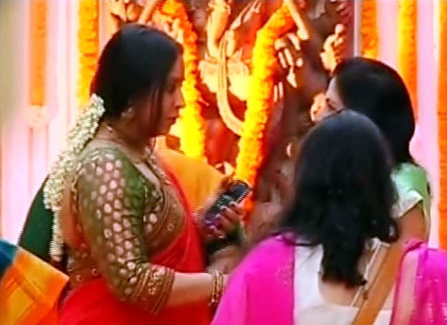 विद्या बालन ने सिद्धार्थ संग रचाई शादी  | मेंहदी की रस्म