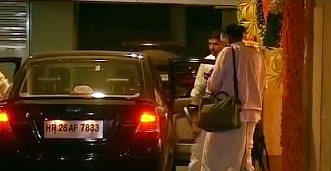 विद्या बालन ने सिद्धार्थ संग रचाई शादी  | मेंहदी की रस्म