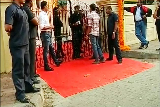 विद्या बालन ने सिद्धार्थ संग रचाई शादी  | मेंहदी की रस्म