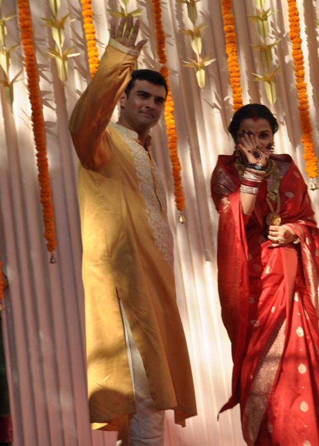 विद्या बालन ने सिद्धार्थ संग रचाई शादी  | मेंहदी की रस्म