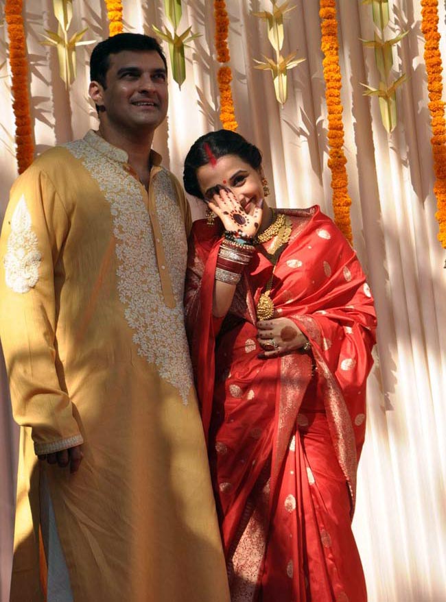 विद्या बालन ने सिद्धार्थ संग रचाई शादी  | मेंहदी की रस्म