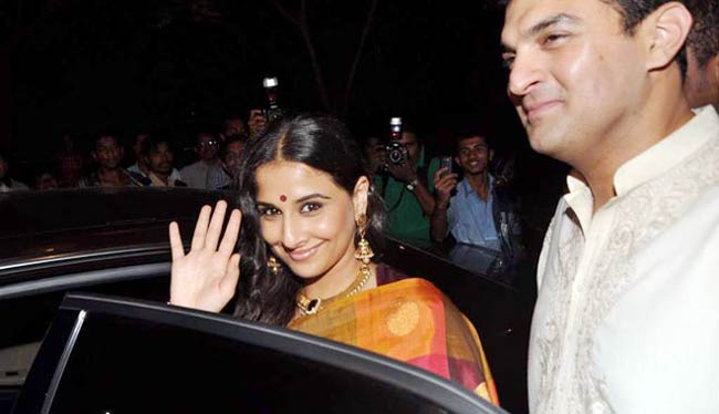 विद्या बालन ने सिद्धार्थ संग रचाई शादी  | मेंहदी की रस्म