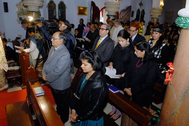 देशभर में क्रिसमस की धूम, सेंटा ने बांटी खुशियां