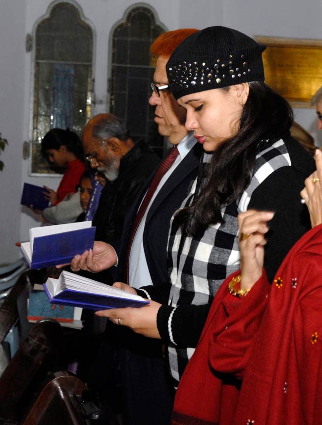 देशभर में क्रिसमस की धूम, सेंटा ने बांटी खुशियां