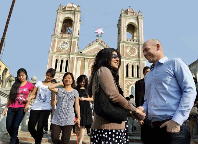 देशभर में क्रिसमस की धूम, सेंटा ने बांटी खुशियां