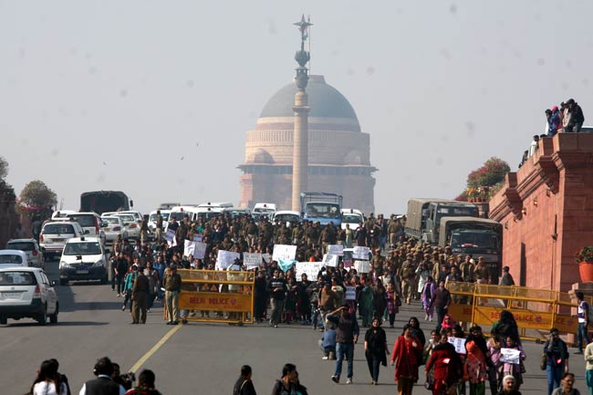 गैंगरेप के खिलाफ आक्रोश, देश मांग रहा इंसाफ