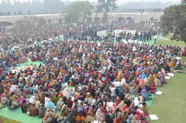 गैंगरेप पीड़िता के लिए शीला दीक्षित ने निकाला शांति मार्च