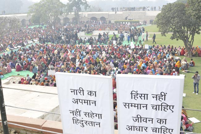 गैंगरेप पीड़िता के लिए शीला दीक्षित ने निकाला शांति मार्च