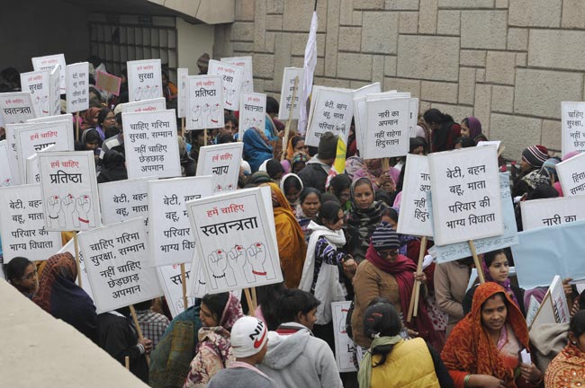 गैंगरेप पीड़िता के लिए शीला दीक्षित ने निकाला शांति मार्च