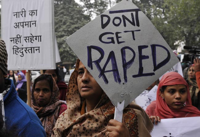 गैंगरेप पीड़िता के लिए शीला दीक्षित ने निकाला शांति मार्च