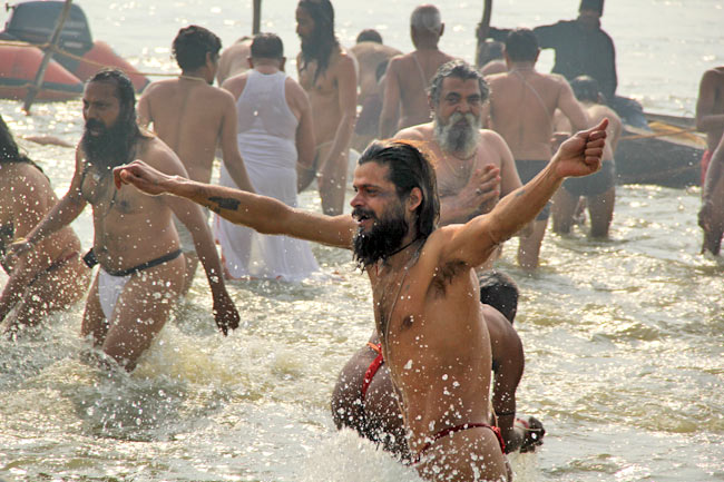 श्रद्धा का महाकुंभ: कुंभ नगरी में लगा भक्‍तों का रेला