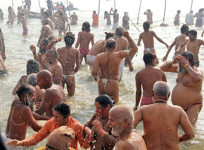 श्रद्धा का महाकुंभ: कुंभ नगरी में लगा भक्‍तों का रेला