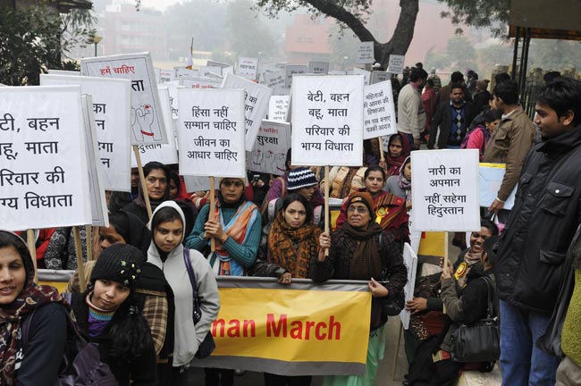 गैंगरेप पीड़िता के लिए शीला दीक्षित ने निकाला शांति मार्च