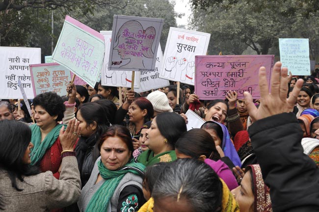गैंगरेप पीड़िता के लिए शीला दीक्षित ने निकाला शांति मार्च