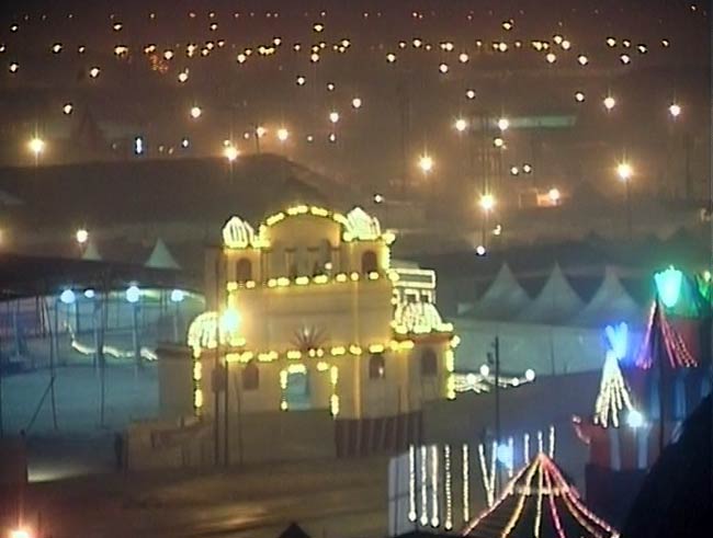 संगम पर महाकुंभ की भव्‍य तैयारियों का नजारा